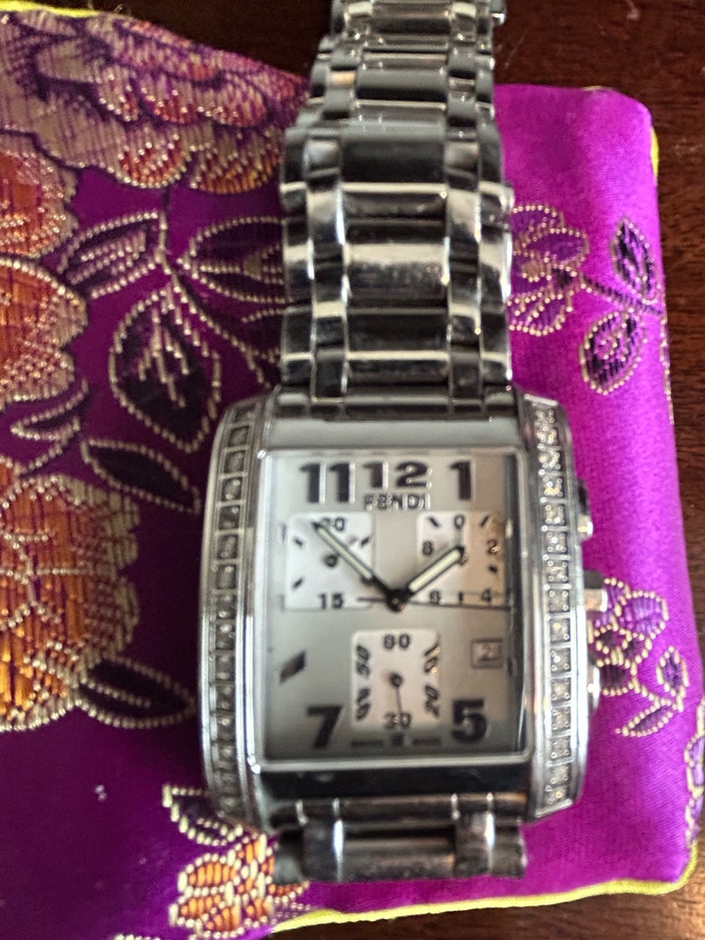 Fendi Orologi 7500G watch with diamond accents. - Picture 9 of 10